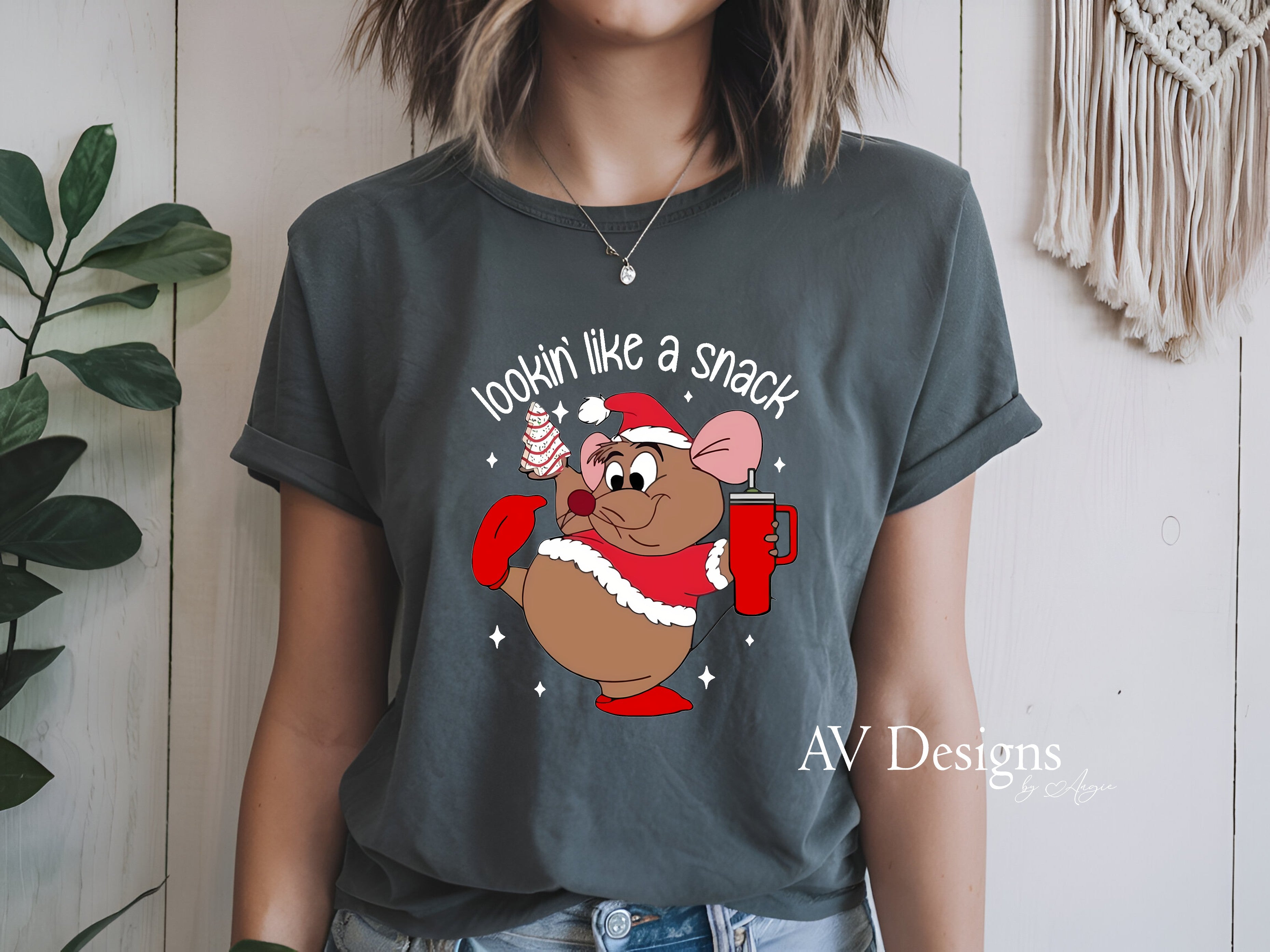 Gus Gus on pepper tee